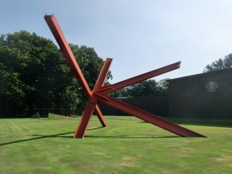 De Hoge Veluwe : Skulptur "K - piece" ( K - Stück ), von Mark di Suvero im Skulpturenpark am Kröller-Müller Museum.